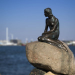 «Facebook» заблокировала фото датской скульптуры «Русалочка» за «наготу»
